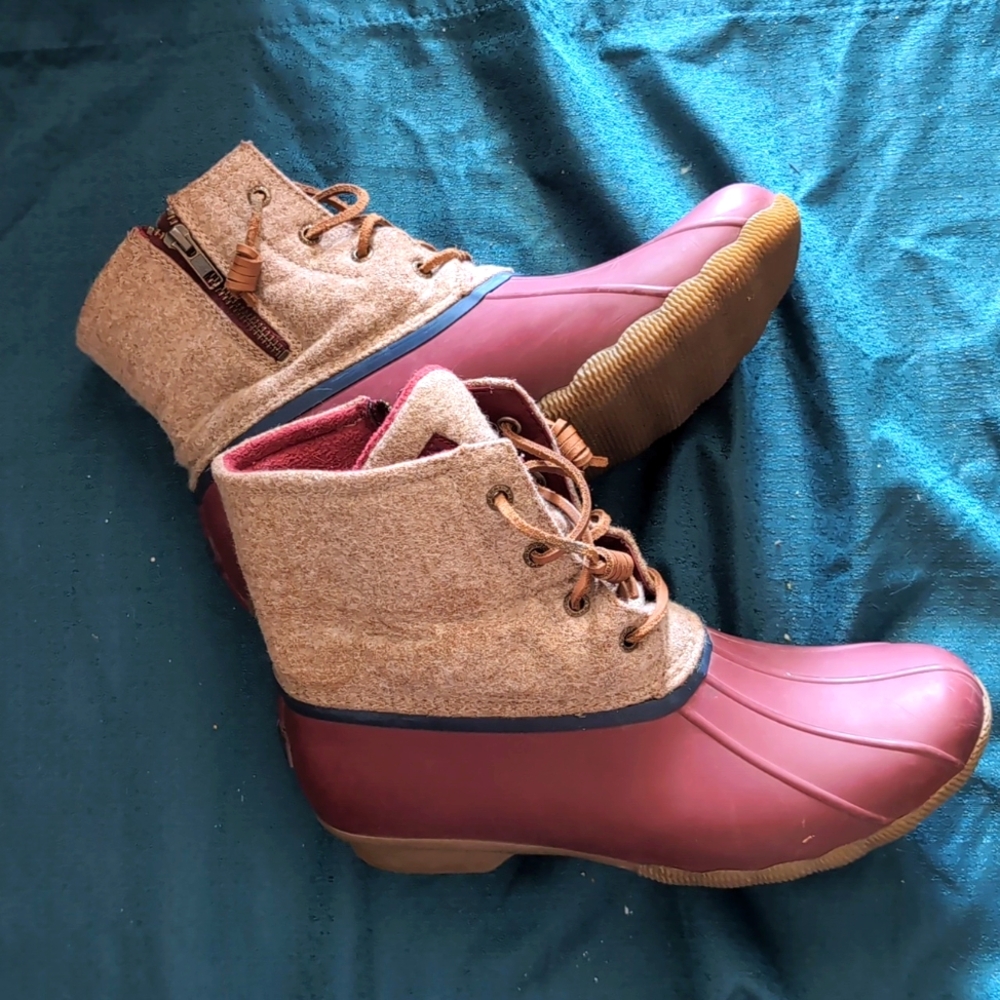 -Almost new SPERRY boots